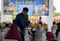 Anggota DPRD Sumut Ricky Anthony membagikan tali asih dalam kegiatan Jum'at Berkah.