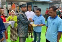 Karutan Tanjung Pura Jimri Anton S Nababan Amd IP SH memberikan remisi kepada WBP pada momen HUT kemerdekaan RI ke-79.