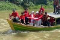 Kemeriahan lomba sampan tradisional di Sei Wampu pada momen HUT RI ke-79.