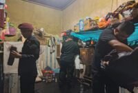 Petugas pengamanan Rutan Kelas IIB Tanjung Pura merazia kawar Warga Binaan Pemasyarakatan (WBP).