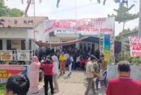 Ratusan warga menggeruduk Kantor Desa Serapuh Asli, Kecamatan Tanjung Pura, Langkat.