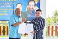 Ricky Anthony menyerahkan Surat Keputasan DPP Partai NasDem tentang persetujaun kepada H Syah Afandin sebagai Calon Bupati Langkat periode 2024 - 2029.