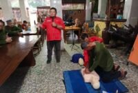 Staf PMI Kota Binjai Dony Lubis memberikan pengarahan kepada peserta.