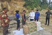 Anggota DPRD Sumut Ricky Anthony SH memberikan bantuan kepada warga korban kebakaran di Dusun Terlok, Desa Simpang Pulo Rambung, Kecamatan Bahorok.