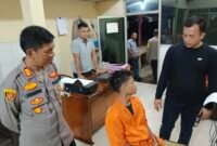 Kapolsek Brandan AKP Irwanta Sembiring menginterogasi tersangka didampingi Kanit Reskrim IPDA Tomi Elvisa Ginting.