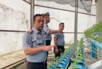 Karutan Tanjung Pura Jimri Nababan dan pejabat struktural serta jajaran, meninjau kegiatan sarana kemandirian budidaya hidroponik.