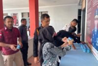 Pegawai Rutan Kelas IIB Tanjung Pura Kanwil Kemenkumham Sumut melaksanakan tes urin.