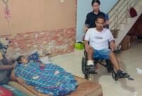 Hakimta Sembiring, korban pembasokan ES saat beradi di kediamannya bersama istirnya yang terbaring karena sakit.