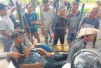 Jenazah Ronal Wahyudi dievakuasi keluarganya dengan becak mesin.