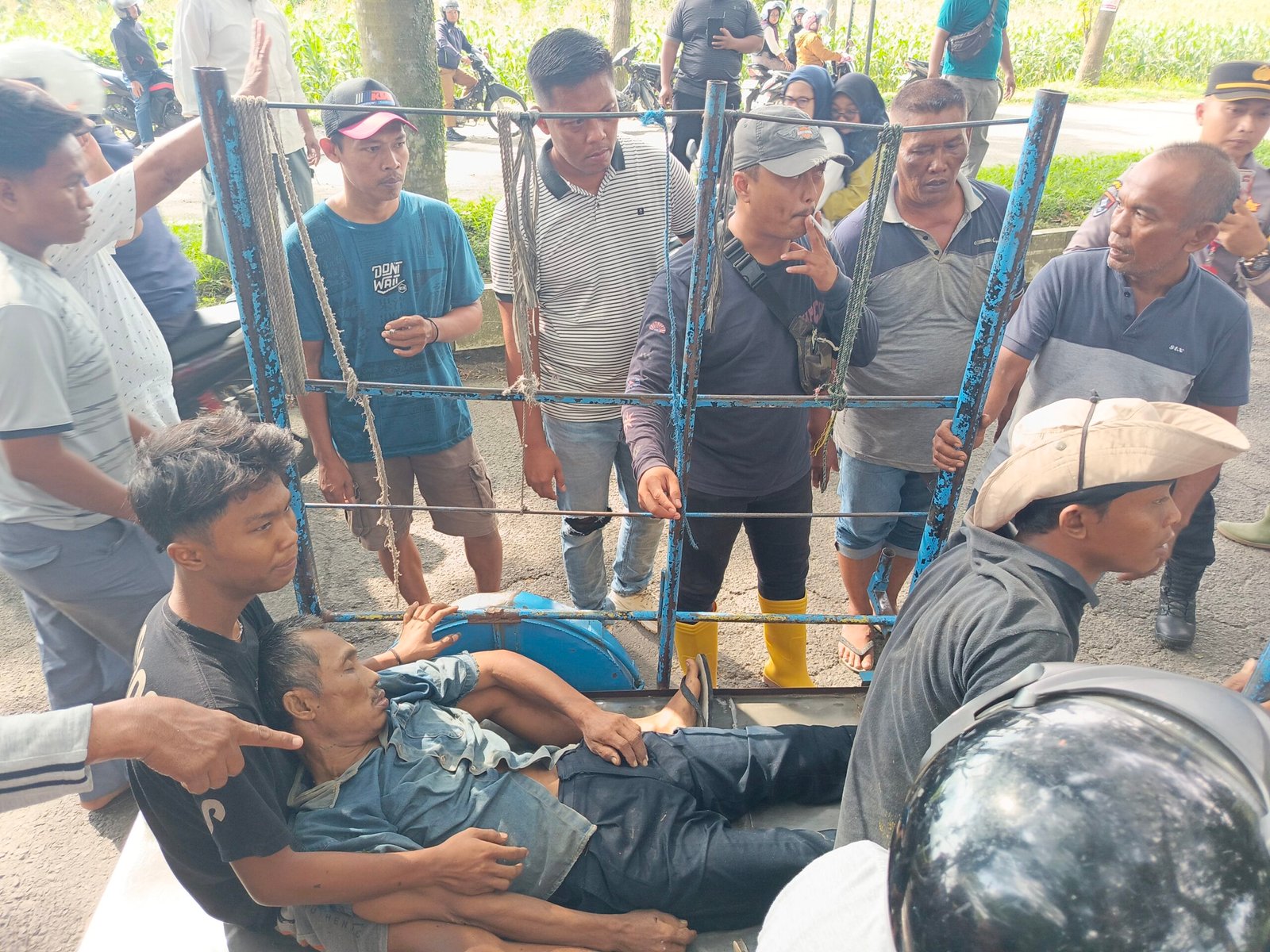 Jenazah Ronal Wahyudi dievakuasi keluarganya dengan becak mesin.