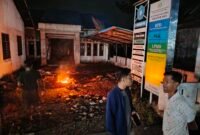 Warga usai membakar ban di halaman Kantor Desa Serapuh Asli, Kecamatan Tanjung Pura, Langkat.