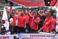 Ratusan kader militan PDI Perjuangan bersama warga simpatisan menggelar aksi damai di depan Tiara Convention Hall Medan, Sabtu (27/10/2024), saat berlangsungnya Rakercabsus DPC PDIP Medan.