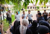 Kanit Tipidter Polres Langkat IPDA Adi Arifin memberikan penjelasan kepada guru honorer.