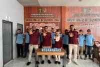 Kepala Kesatuan Pengamanan Rutan, Efri Yanto dan jajaran pengamanan serta tim medis Rutan Tanjung Pura usai melakukan tes urin terhadap WBP.