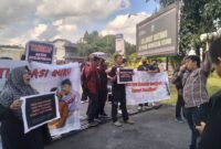 Para guru honorer melakukan orasi dan menyerahkan award di Mapolda Sumut.