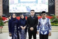 Ricky Anthony bersama ayah, ibu dan adiknya di DPRD Sumut beberapa waktu lalu.