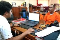 Tersangka AP saat diperiksa penyidik kepolisian.