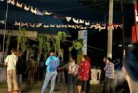 Warga desa berkerumun saat menggantungkan bra di Kantor Desa Serapuh Asli, Kecamatan Tanjung Pura, Langkat.