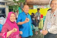 Syah Afandin menggunakan hak suaranya di TPS 005 Babalan bersama istrinya Ny Endang Kurniasih.