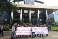 Aktivis mahasiswa menggelar aksi damai di depan Gedung Merah Putih, Kamis (14/11/2024) siang.