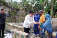 Pimpinan DPRD Sumut Ricky Anthony menyerahkan bantuan pangan dan tali asih kepada korban kebakaran di Desa Tanjung Putus, Kecamatan Padang Tualang, Langkat.