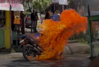 Sepeda motor warga yang terbakar di Jl Proklamasi, Kecamatan Stabat Langkat, Sumatera Utara, Minggu 17 November 2024 siang.