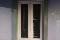 Kaca rumah Ramlan yang dilempar terduga pengedar narkoba.