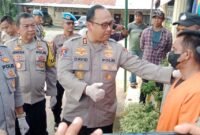 Kapolres Langkat AKPB David Triyo Prasojo didampingi Kapolsek Tanjung Pura AKP Zul Iskandar Ginting memaparkan tersangka pencuri baut dan plat besi jembatan di Mapolsek Tanjung Pura.