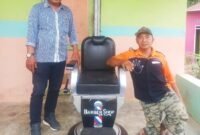 Kursi pangkas dari Pimpinan DPRD Sumut RIcky Anthoni yang diberikan kepada Sabri.