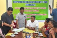 PT UKIP memberikan kompensasi kepada warga yang hawan ternaknya mati.