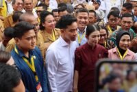 Pimpinan DPRD Sumut Ricky Anthony bersama Wapres RI Gibran Rakabuming Raka saat berkunjung ke areal persawahan di Desa Aman Damai, Kecamatan Sirapit, Langkat.