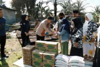 Pimpinan DPRD Sumut Ricky Anthony memberikan tali asih kepada korban kebakaran di Kecamatan Hinai, Kabupaten Langkat.