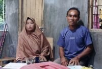 Sutrisno dan istrinya pekerja kebun sawit yang kerap mendapat teror dari oknum pecatana TNI.