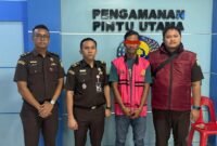 Jaksa dari Kejari Langkat memboyong TAP, tersangka Tipikor KONI Langkat ke Rutan Kelas I Tanjung Gusta Medan.