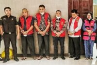 Kadisdik Langkat Dr Saiful Abdi SH SE MPd, Kepala BKD Langkat Eka Depari SSTP MAP, dan Kasie Kesiswaan Bidang SD Disdik Langkat Alek Sander, Awaluddin Kepala SD 055975 Pancur Ido, Salapian dan Rohayu Kepala SD 056017 Tebing Tanjung Selamat resmi jadi tahanan Kejatisu, Senin (13/1/2025) sore.