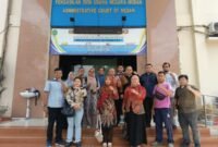 Para guru honorer Kabupaten Langkat bersama LBH Medan di PTUN Medan beberapa waktu lalu.