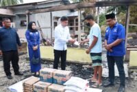 Pimpinan DPRD Sumut Ricky Anthony SH memberikan bantuan bahan pangan dan tali asih kepada korban kebakaran di Desa Sampe Raya, Kecamatan Bahorok Langkat beberapa waktu lalu.