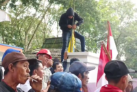 Tuntut perbaikan jalan, warga dari tiga desa di Kecamatan Tanjung Pura menggeruduk Kantor DPRD Langkat.