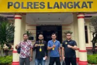 Dedi Aprianto didampingi tim penasihat hukumnya di Mapolres Langkat.