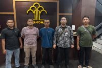 Mujiono (tengah) usai dimankan Tim Tabur Kejati Aceh dan Kejari Lhokseumawe di Jl Kpt Tendean, Kecamatan Stabat, Kabupaten Langkat, Sumatera Utara.