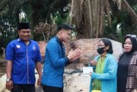 Pimpinan DPRD Sumut Ricky Anthony berikan bahan pangan dan tali asih kepada Tina, janda beranak dua korban kebakaran.