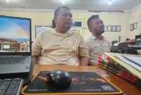 Tersangka Ferdinan Harahap (kiri) bersama penasihat hukumnya Agus Setiawan Gusti di Mapolres Langkat.