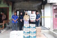 Wakil Ketua DPRD Sumut Ricky Anthony memberi bantuan kepada korban kebakaran di Desa Banyumas, Kecamatan Stabat, Langkat berupa bahan pangan dan tali asih.