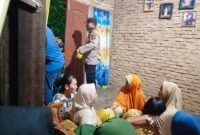 Aparat kepolisian dari Polsek Stabat mengamankan lokasi dari kerumunan warga.