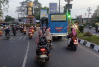 Bus Gratis Pemkab Langkat untuk masyarakat umum sedang milntas dari Masjid Raya Stabat menuju Stasiun Kereta Api Kwala Bingai.