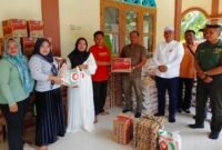 PT MTJ menyerahkan paket bahan pangan kepada warga di Dusun IV, Teluk Berohol, Desa Besilam, Padang Tualang.