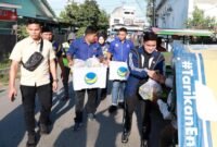 Pimpinan DPRD Sumut Ricky Anthoni dan stafnya membagikan makanan berbuka bagi umat Muslim yang berbupasa.