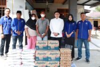 Pimpinan DPRD Sumut Ricky Anthony memberi bantuan kepada Edi Susanto, korban kebakaran di Lingkungan VI, Kelurahan Sidomulyo, Kecamatan Stabat, Langkat.