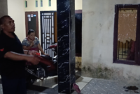 Joko menunjukkan kaca jendela yang pecah karena dimolotov OTK.