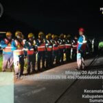 Personel ULP PLN Stabat saat hendak melakukan pemulihan jaringan akibat tiang listrik yang tumbang